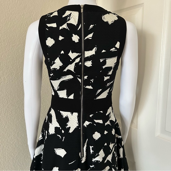 BANANA REPUBLIC Fit and Flare Dress in Black White Jacquard Short Sleeve - 0 - Picture 5 of 12